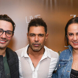 Silvia Abravanel e Gustavo Moura posaram com Zezé Di Camargo nos bastidores do show
