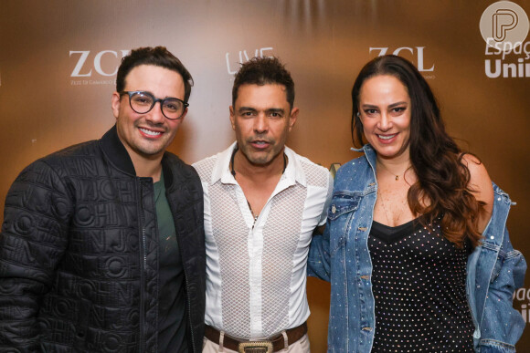 Silvia Abravanel e Gustavo Moura posaram com Zezé Di Camargo nos bastidores do show