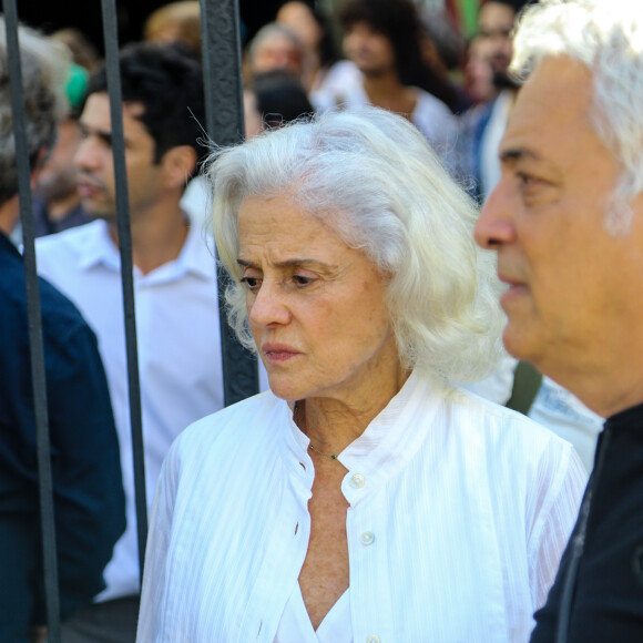 Marieta Severo foi ao Teatro Poeira, do qual é fundadora, para o velório do marido, Aderbal Freire-Filho