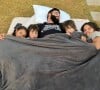Gusttavo Lima apareceu em foto dormindo com os filhos e outras crianças da família em um jardim