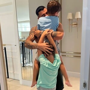 Gusttavo Lima surgiu em fotos cheias de carinho com os filhos, Gabriel e Samuel