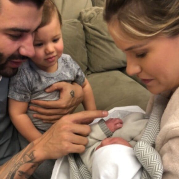 Andressa Suita e Gusttavo Lima apresentam Samuel a Gabriel