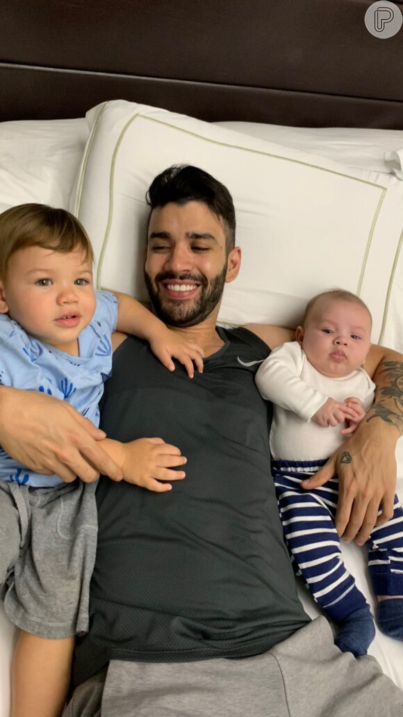 Gusttavo Lima encantou a web em foto com os filhos, Gabriel e Samuel