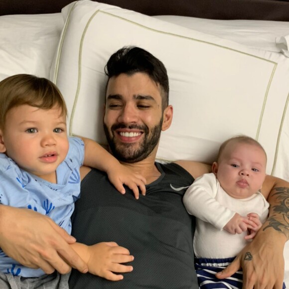 Gusttavo Lima encantou a web em foto com os filhos, Gabriel e Samuel