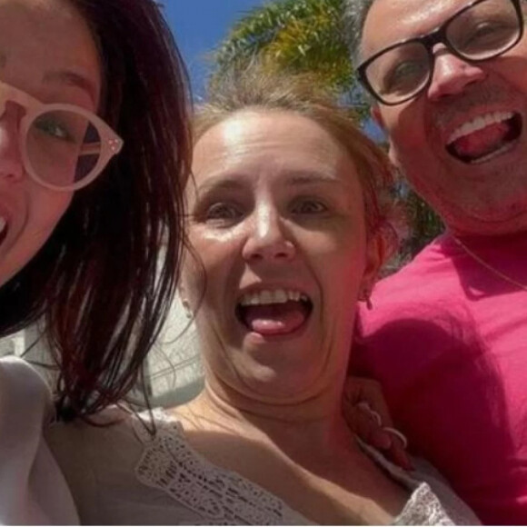 Os pais de Larissa Manoela negam que tenham 'roubado' a filha após diversas acusações da web.