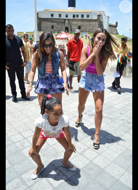 Anitta também se divertiu com uma fã mirim que mostrou gingado ao dançar uma de suas coreografias