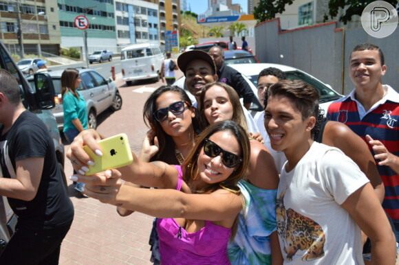 Anitta e Alinne Rosa posaram para selfies com alguns fãs que estavam na rua