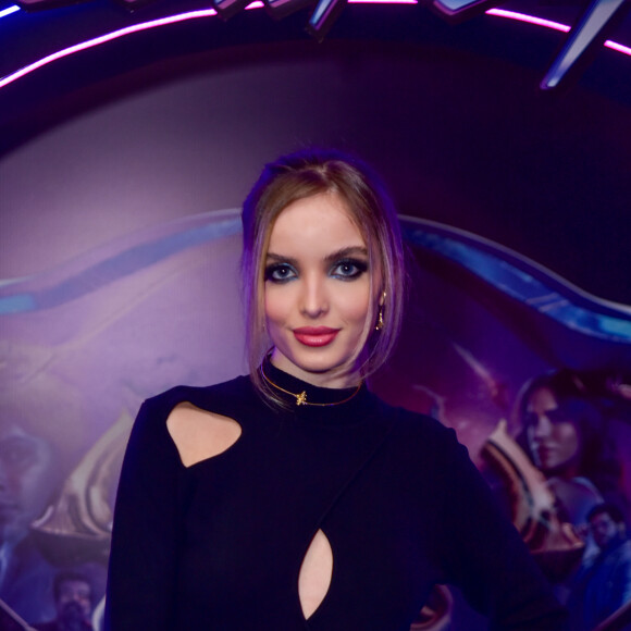 Besouro Azul: Giovanna Chaves também compôs o look com uma peça em azul