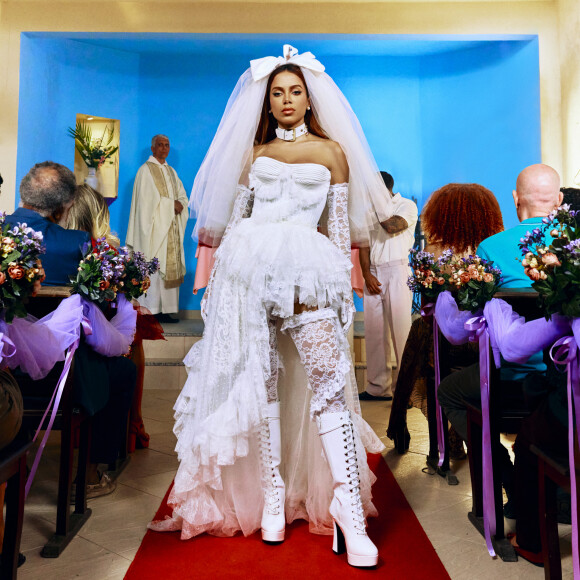 Anitta revelou que o momento conturbado fez com que ela corresse atrás de gravar seu novo álbum