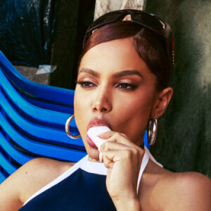Anitta reconhece as dificuldades de cantar funk em inglês e espanhol, mas não se desanima diante de um possível baixo sucesso comercial