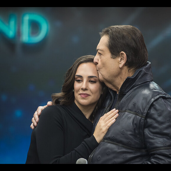 Filha de Faustão, Lara cantou no programa do pai na Band pela primeira vez