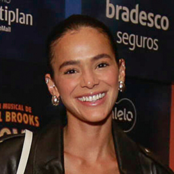 Bruna Marquezine arrasou em look minimalista na sessão para convidados da peça 'O Jovem Frankenstein'
