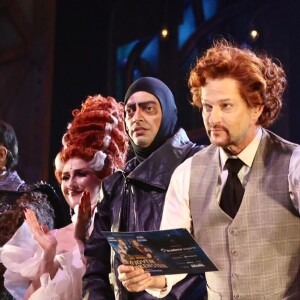 A peça 'O Jovem Frankenstein' reúne entre outros Marcelo Serrado (ao centro) e Dani Calabresa (à direita do ator)
