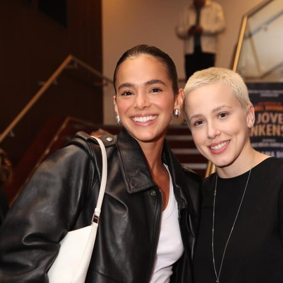 Bruna Marquezine e Marcella Rica posam juntas em sessão para convidados de 'O Jovem Frankenstein'