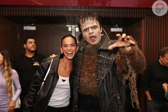 Bruna Marquezine posou com 'Frankenstein' na sessão VIP de musical