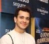 Victor Lamoglia, ex-marido de Thati Lopes, também compareceu à sessão para convidados do musical 'O Jovem Frankenstein' acompanhado de amigos