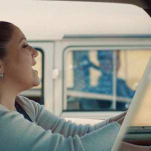 No comercial da Volkswagen, Maria Rita e Elis Regina cantam 'Como Nossos Pais'