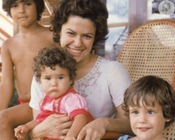 Elis Regina é considerada como uma das maiores cantoras do Brasil. Ela faleceu aos 36 anos em 1982 deixando três filhos pequenos.