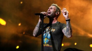 Atração do 'The Town', Adam Levine ostenta fortuna milionária para transformar Rolex em peça exclusiva. Detalhes!