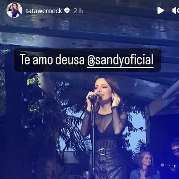 Sandy assumiu que estava adorando a novidade de cantar em uma festa para poucas pessoas