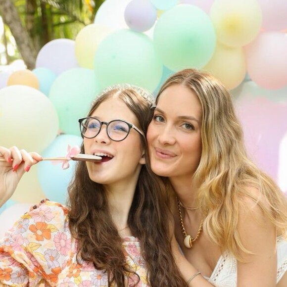 Filha de Schynaider Moura posa com a mãe em festa de aniversário. Adolescente passou por transplante de coração