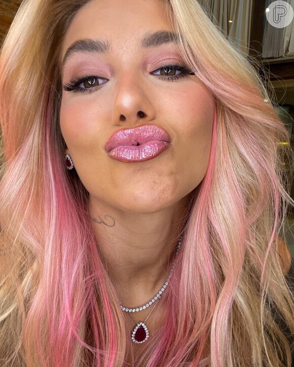 Virgínia Fonseca mudou o cabelo em 2023 para um tom de loiro com mechas rosa
