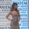 Gisele Bündchen brilha com vestido dourado em evento de beleza em São Paulo
