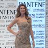 Com um vestido dourado cheio de detalhes, Gisele Bündchen arrasou ao participar do evento organizado pela Pantene