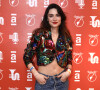 Calça jeans de cintura baixa foi usada por Thaila Ayala em show de rock