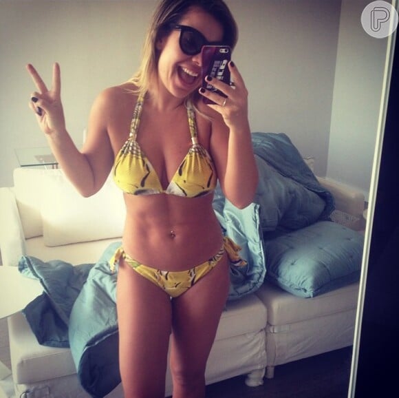Fernanda Souza mostrou barriga chapada ao usar biquíni em foto publicada no Instagram