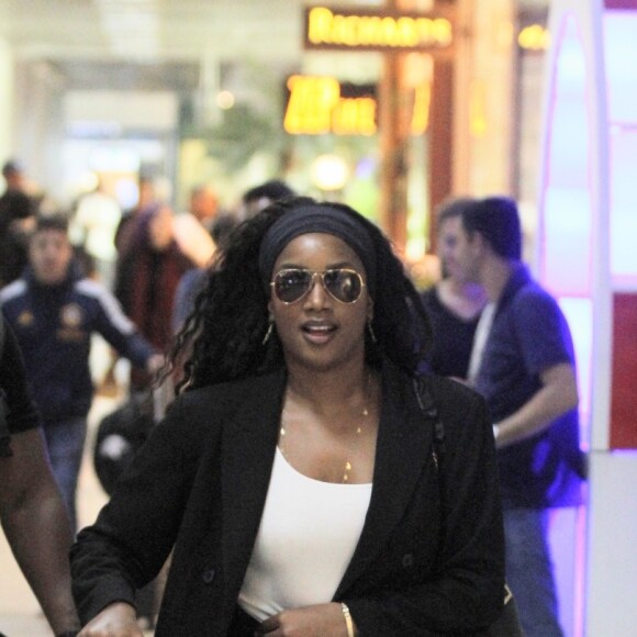 Iza apostou em look comfy com alfaiataria para viajar