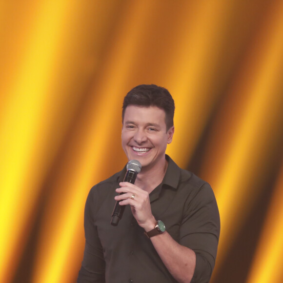 Rodrigo Faro geralmente não tem grandes inovações nos looks quando apresenta na Record, no geral, ele usa calça jeans e camisas sociais