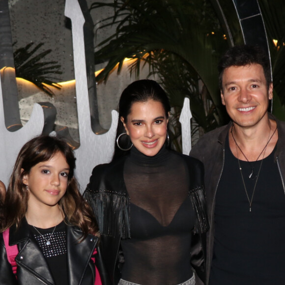 Rodrigo Faro leva a esposa e as três filhas para curtir o terceiro dia de 'The Town' em São Paulo