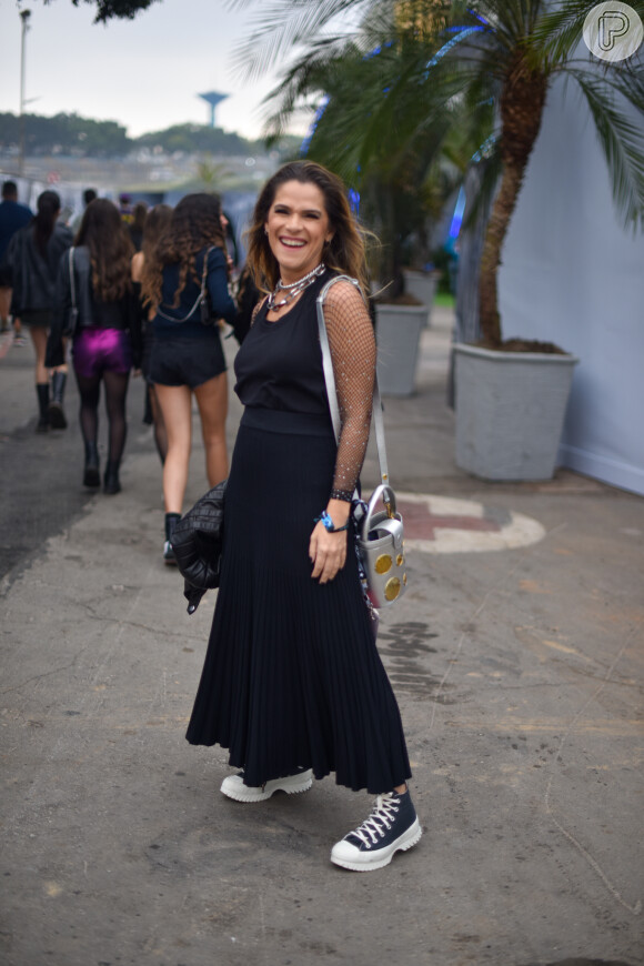 Saia longa preta básico com tênis de plataforma: o look de Ingrid Guimarães para o festival foi despojado e prático