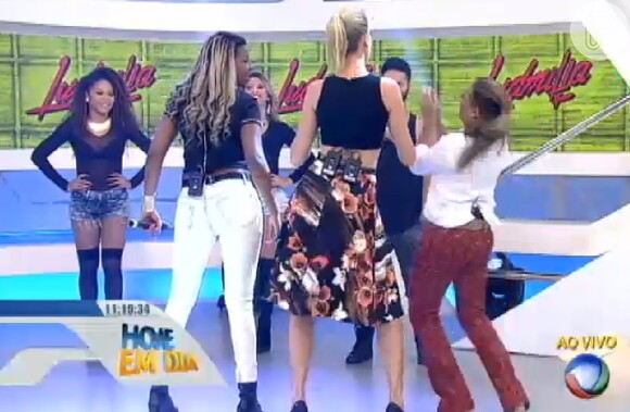 Ana Hickmann fez a jornalista Renata Alves cair na gargalhada ao dançar funk durante o 'Hoje em Dia'