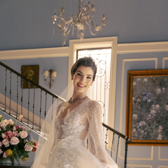 Vestido de noiva da Marê da novela 'Amor Perfeito' tem manga longa, calda e é recheado de flores bordadas