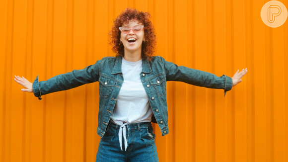 Cabelo curto cacheado com franja: essa opção é cheia de personalidade