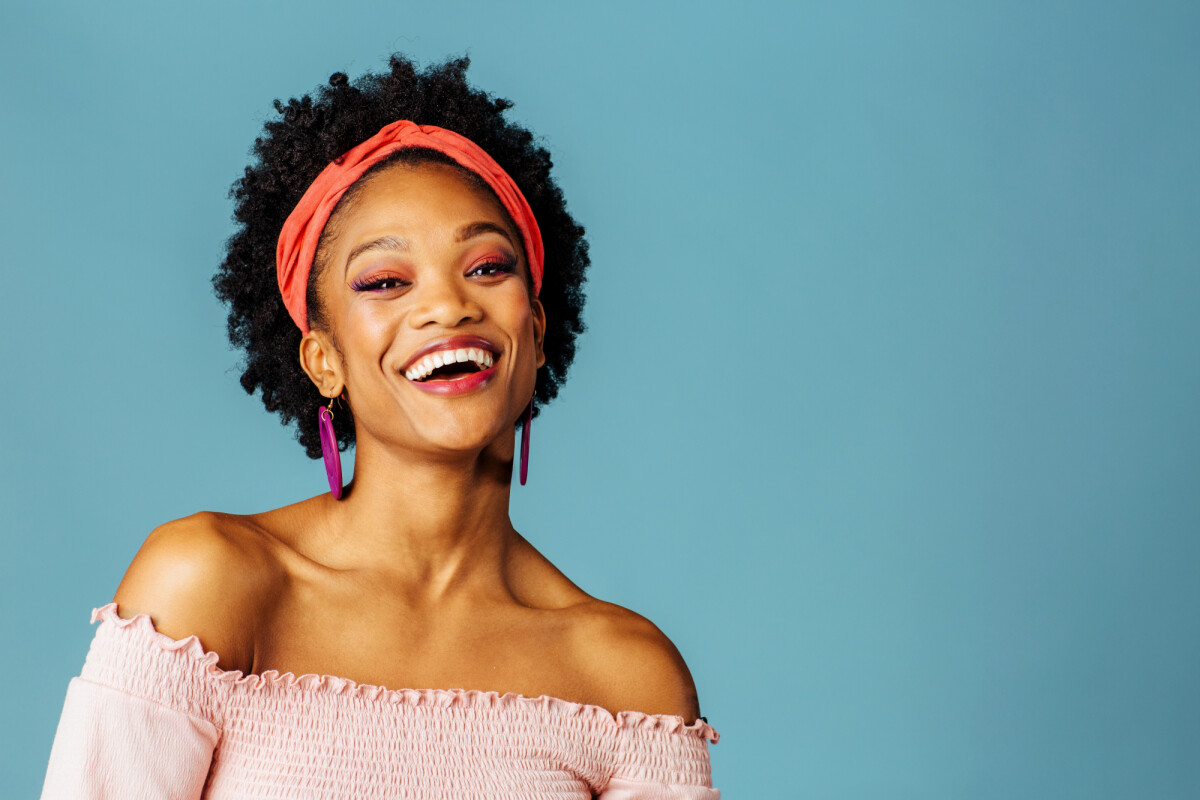 Foto: O cabelo curto cacheado também fica lindo com acessórios como faixa  colorida - Purepeople