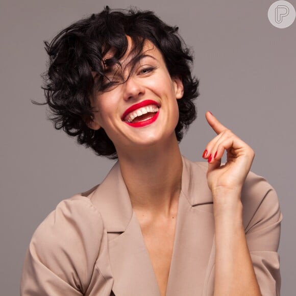 Um corte elegante e prático é a pedida certeira para quem quer adotar cabelo curto cacheado