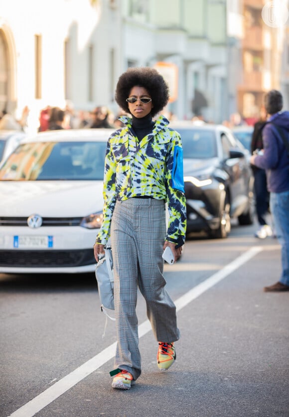 Cabelo curto e crespo em visual black power ostenta poder