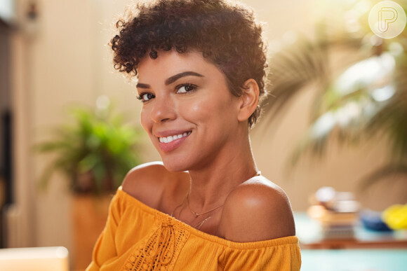 Cabelo cacheado bem curtinho: nesse corte, as laterais são bem curtinhas e o topo da cabeça tem mais volume