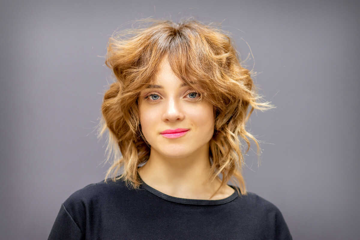 Foto: O cabelo curto cacheado também fica lindo com acessórios como faixa  colorida - Purepeople