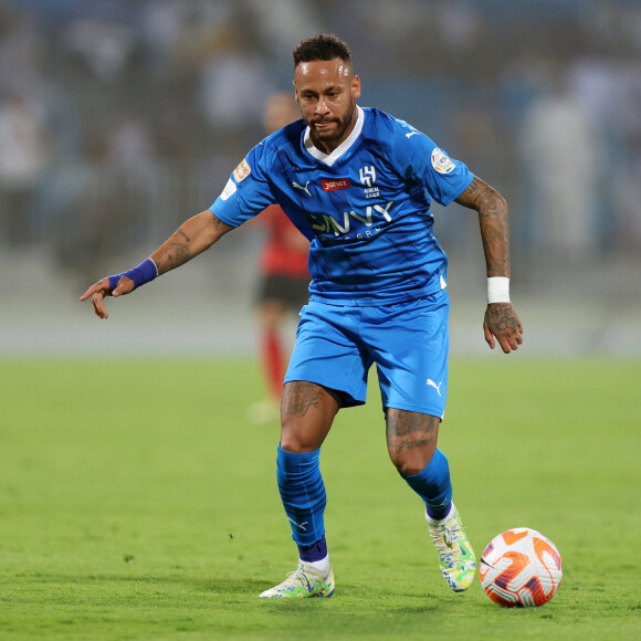 'Neymar procurou se afastar das polêmicas para ter um novo início fora da Europa. No entanto, o primeiro problema não demorou a aparecer', disse o argentino Olé