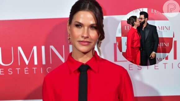 Andressa Suita 'quebrou' look all red Valentino com gravata preta em evento ao lado do marido, Gusttavo Lima, em São Paulo a 20 de setembro de 2023
