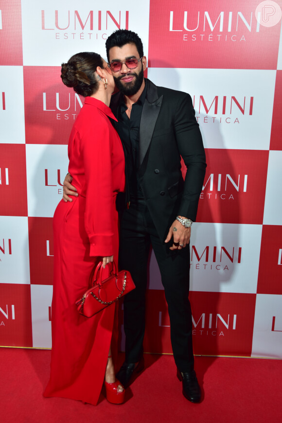 Andressa Suita deu beijo no marido, Gusttavo Lima, durante coquetel de lançamento de filial de sua clínica de estética em SP