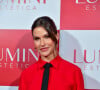 Andressa Suita usou vestido vermelho com cauda, fenda e mangas longas para coquetel de lançamento de filial de sua clínica de estética, Lumini, em SP