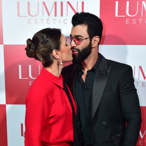 Andressa Suita e o marido, Gusttavo Lima, trocaram beijos durante coquetel em São Paulo