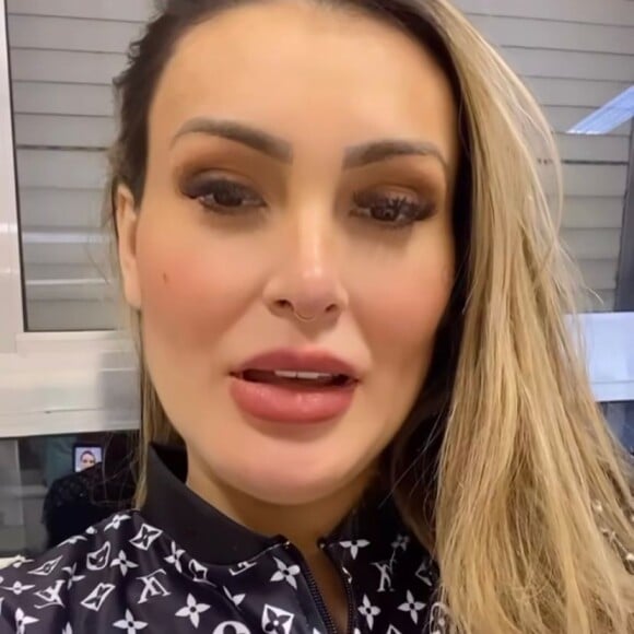 Andressa Urach voltou a ser internada em um hospital cinco dias depois de realizar uma cirurgia de emergência para retirada de cálculo renal