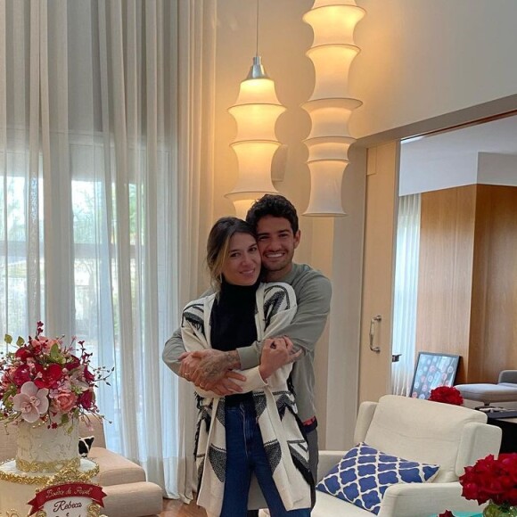 Primeira gravidez de Rebeca Abravanel com Alexandre Pato foi revelada pelo colunista Leo Dias em 24 de setembro de 2023