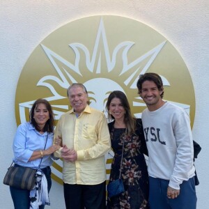 Rebeca Abravanel e Alexandre Pato aos lado dos pais da apresentadora, Silvio Santos e Iris Abravanel